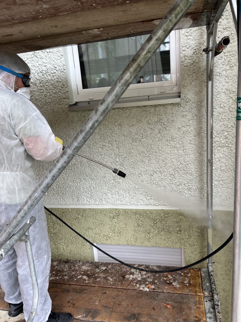 Hochdruckreinigung in Jena 2 Mitarbeiter von JA REINIGUNG in Schutzkleidung bei Reinigungsarbeiten im Balkonbereich